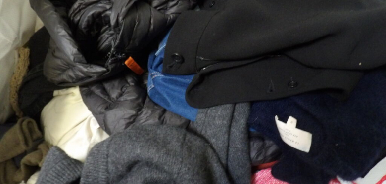 VENTE DE DESTOCKAGE D'OBJETS D'OCCASION DIVERS (vêtements, chaussures, accessoires, homme, femme et enfant), certains de marques, jouets, puericulture, animalerie, sport, linge de maison livres et divers. A 10h00 DESTOCKAGE, pause après le lot 109.