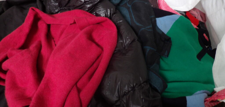 A 10h00; VENTE DE DESTOCKAGE D'OBJETS D'OCCASION DIVERS (vêtements, chaussures, accessoires, homme, femme et enfant), certains de marques, jouets, livres et divers.