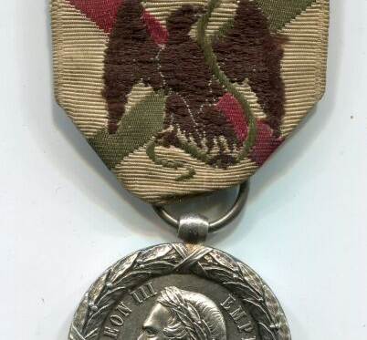 VENTE DE MONNAIES, BILLETS, MEDAILLES, COIFFURES CIVILES ET MILITAIRES, INSIGNES ET DECORATIONS – lots 300 à 598 Suivi de VIEUX PAPIERS, PHOTOGRAPHIES, CARTES POSTALES, DOCUMENTS ET OBJETS DIVERS – Lots 599 à 862
