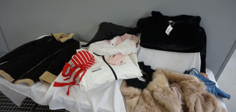 VENTE DE DESTOCKAGE D'OBJETS D'OCCASION DIVERS (vêtements ,chaussures ,accessoires hommes femmes et enfants) certains de marques ,jouets ,livres et divers