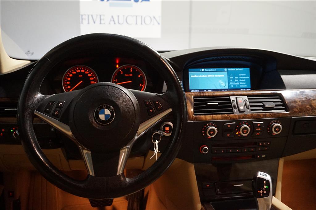 voiture de luxe en 8 lettres