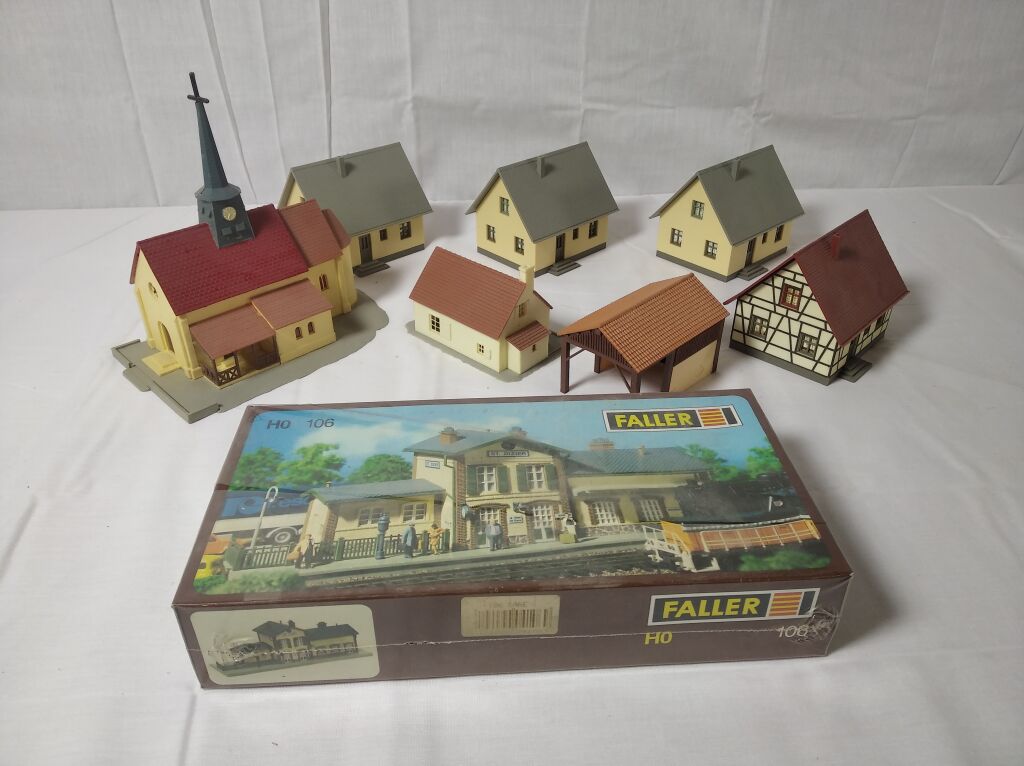 1058 JOUEF MAQUETTES MONTEES MENUISERIE / HANGAR / CHAPELLE / TRACTEUR