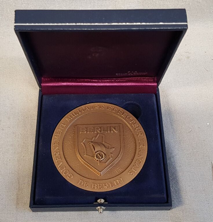 Médaille de Table FORCES FRANCAISES EN ALLEMAGNE. GOUVER... VENTE MONNAIES (lots 400 à 800
