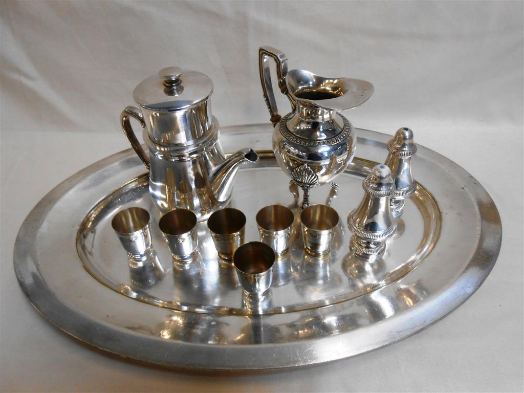lot plat en métal argenté et divers objets en métal argenté... VENTE MOBILIERS OBJETS D'ART lot plat en métal argenté et divers objets en métal argenté... VENTE MOBILIERS OBJETS D'ART
